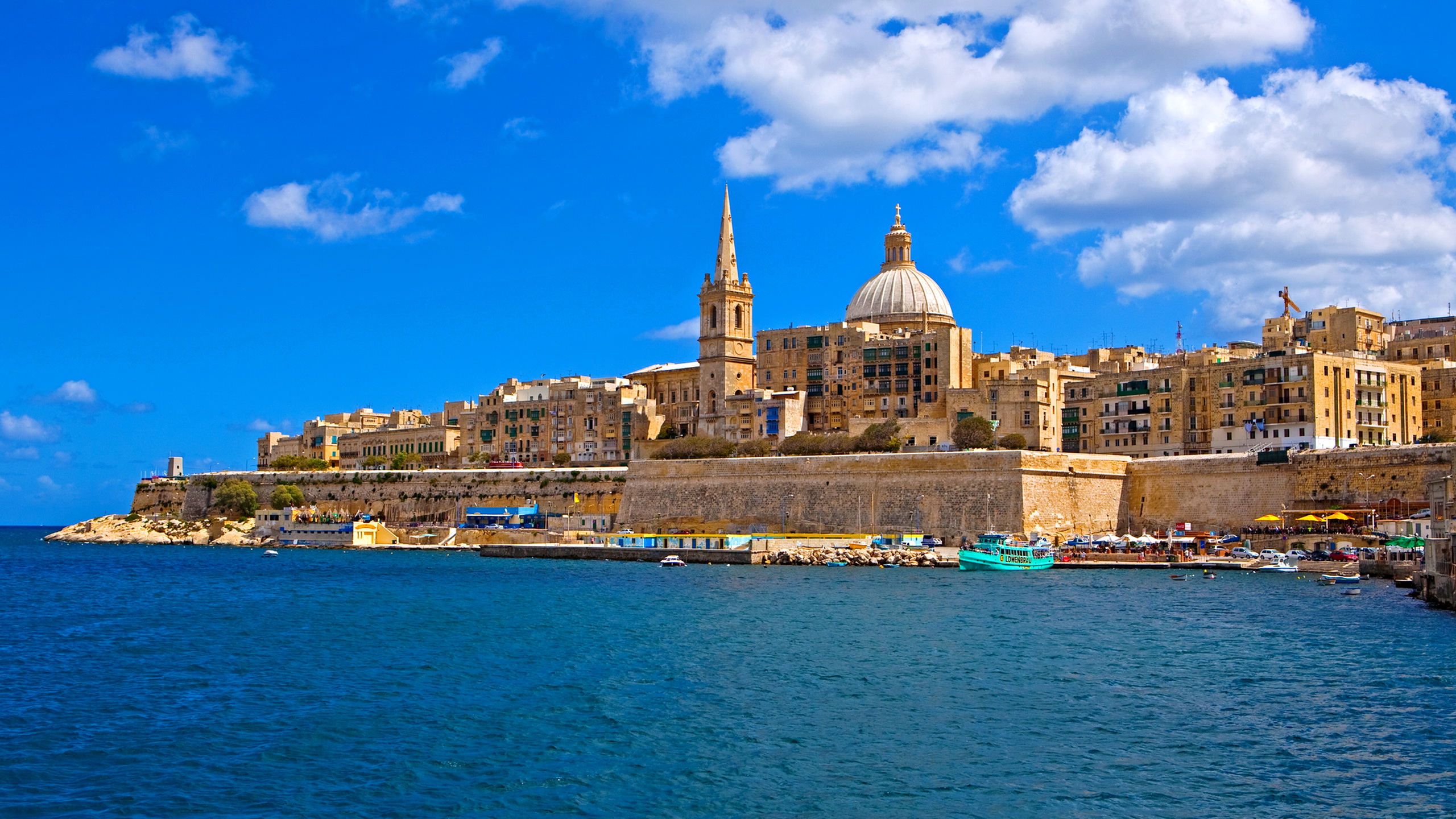 Valletta kıyısında altın renkli taş yapılar ve Akdeniz